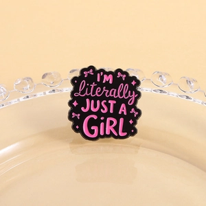 Rosa Emaille-Brosche mit 'I'M Literally JUST A GIRL' Schriftzug und Schleifen-Mustern