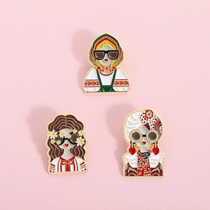 Lot de trois broches en émail de style russe vintage avec illustrations féminines