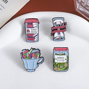 Lot de quatre broches en émail créatives sur le thème des livres et de la lecture