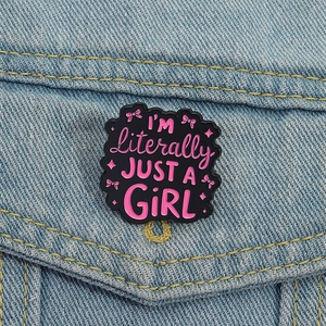 Emaille-Brosche mit I'M Literally JUST A GIRL Aufschrift auf einer blauen Jeansjacke