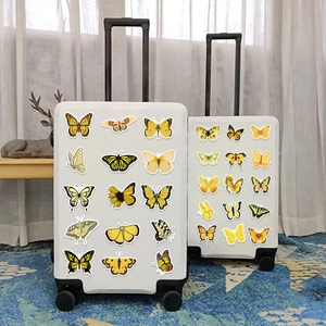 Waterdichte vlinderstickers op een witte koffer voor gepersonaliseerde DIY-decoraties