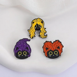 Set de broches chat noir sorcière en émail avec cheveux colorés et chapeaux pointus