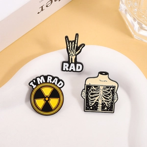 Ensemble de trois broches en émail métallique sur le thème de la radiologie et des os