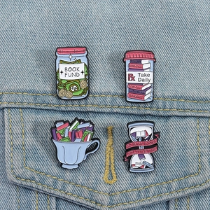 Lot de pins émaillés créatifs sur le thème du livre avec designs colorés sur denim