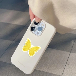 Chique crèmekleurig iPhone-hoesje met fris citroenschijfjes vlindermotief vastgehouden in hand