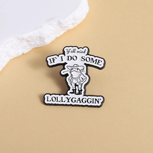 Lustige Frosch-Emaille-Pin mit Cowboyhut und Spruch auf beigem Hintergrund