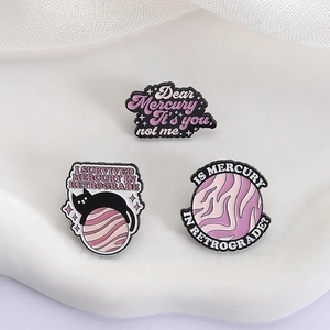 Lot de trois broches en émail violet thème astrologie avec chat noir et mercure