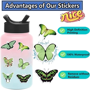 Detail van waterdichte vlinderstickers met HD-print op een kleurrijke waterfles