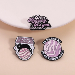 Jolie Broche en Émail Mercure Rétrograde Alliage Dessin Animé Chat Noir Planète Badge Pour Sac À Dos Vêtements Veste Bijoux Cadeau