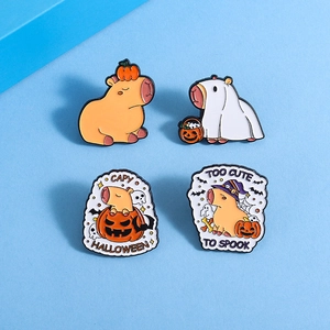 Set di quattro spille in smalto a forma di capibara di Halloween con zucca e fantasma