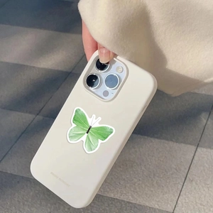 Gedetailleerde macro-opname van een crème vlinder telefoonhoesje vastgehouden in de hand