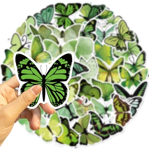 Gedetailleerd beeld van groene vlinderstickers in de hand voor de juiste maat
