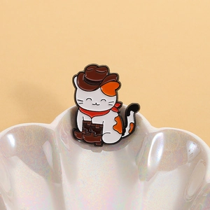 Detailierte Emaille-Katzenbrosche mit Cowboy-Kätzchen auf einer Perlenschale