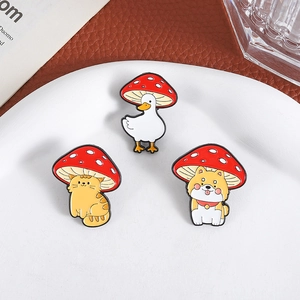 Lot de pins en émail mignons avec canard, chat et shiba inu portant des chapeaux champignons