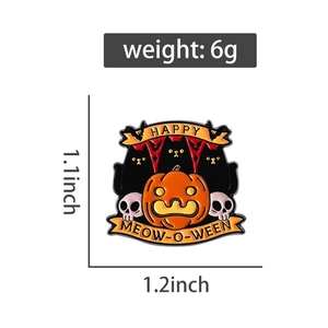 Detailansicht der Happy Meow-o-ween Emaille-Anstecknadel mit Maßen von 1,1x1,2 Zoll