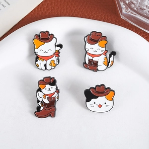 Set mit vier süßen Emaille-Pins mit Calico-Katzen, Cowboyhüten und roten Halstüchern