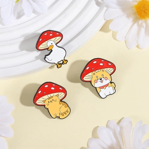 Set di 3 spille in smalto cartoon con gatto, anatra e cane che indossano cappelli a fungo