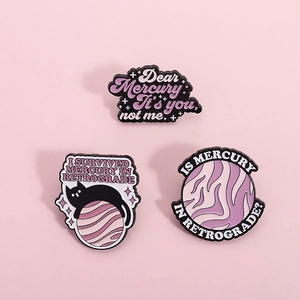 Lot de pin's Mercure Rétrograde violets avec chat noir et motifs thématiques spatiaux