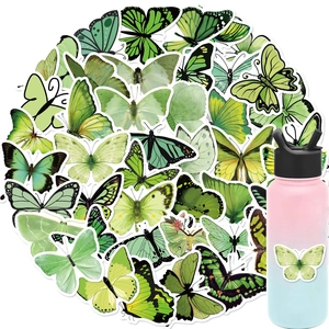 Groene vlinder stickers set versierd op een roestvrijstalen drinkfles oppervlak