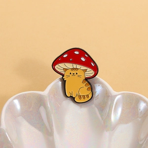 Broche chat champignon mignon en émail avec rayures orange sur fond orange chaud