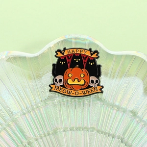 Halloween Emaille-Anstecknadel mit schwarzen Katzen und Kürbis auf Schillertablett