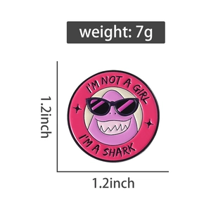Détail du pin's requin rose de 1,2x1,2 pouce avec le texte 'I'M NOT A GIRL I'M A SHARK'