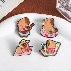 Set di 4 graziose spille smaltate a forma di capibara con temi di vacanze estive