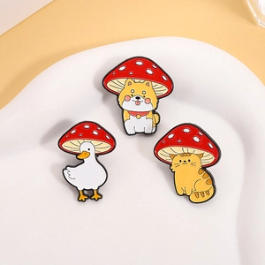 Lot de 3 épingles en émail avec Shiba Inu, canard et chat portant des chapeaux champignons
