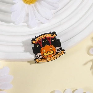 Detaillierte Makroansicht einer Happy Meow-o-ween Emaille-Brosche mit Katzen und Kürbis
