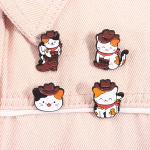 Lot de 4 épingles en émail de chats calico style cowboy sur veste en jean rose