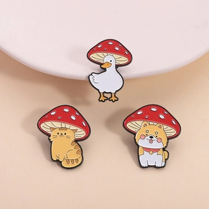 Lot de trois pin's émaillés mignons d'animaux portant des chapeaux de champignons