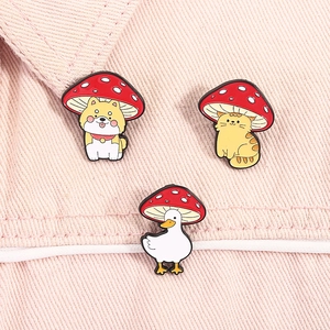 Détail de broches en émail représentant un Shiba Inu, un chat et un canard avec chapeaux