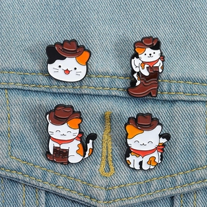 Set di 4 spille smaltate con gatti cowboy calicò su una tasca di giacca di jeans