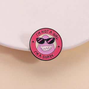 Broche ronde en émail rose avec requin rigolo et texte I'M A SHARK pour accessoire
