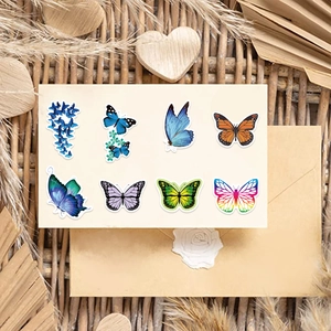 Close-up van kleurrijke vlinderstickers op crèmewit karton met rustieke houten accenten
