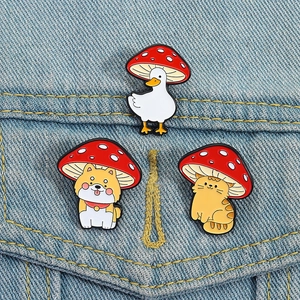 Lot de pins émaillés mignons chat, chien et canard champignon sur veste en jean