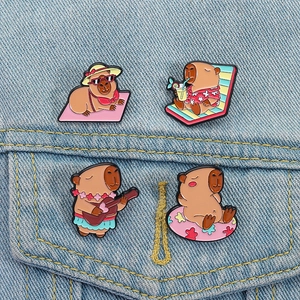 Set di 4 spille smaltate a tema Capybara in vacanza su una giacca di jeans blu