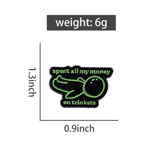 Vista detallada del pin de esmalte verde con medidas de 1,3x0,9 pulgadas y un peso de 6g