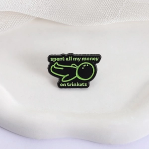 Pin de esmalte minimalista con texto sobre mármol blanco para ropa y mochilas