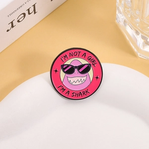 Pin's en émail rose motif requin avec lunettes de soleil sur une assiette