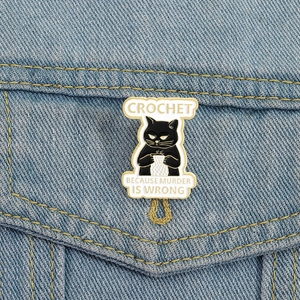 Broche en émail chat noir rigolote avec texte Because Murder is Wrong sur denim