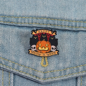 Halloween Emaille-Anstecknadel mit drei schwarzen Katzen und einem Kürbis