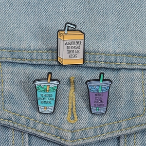 Set aus Cartoon-Saft- und Kaltgetränk-Emaille-Pins an einer Jeansjackentasche
