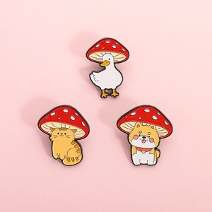 Broches mignonnes en émail représentant un canard, un chat et un Shiba Inu avec des champignons