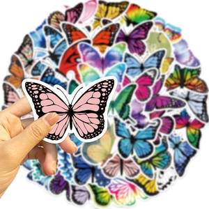 Hand met een roze vlindersticker uit de 50-delige kleurrijke waterbestendige stickerset