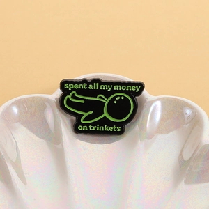 Pin de esmalte con figura minimalista y cita spent all my money on trinkets