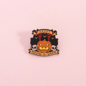 Halloween Emaille-Pin mit schwarzen Katzen und Kürbissen auf rosa Hintergrund