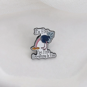 Épingle en émail d'autruche humoristique avec slogan 'Everything Is Fine' sur blanc