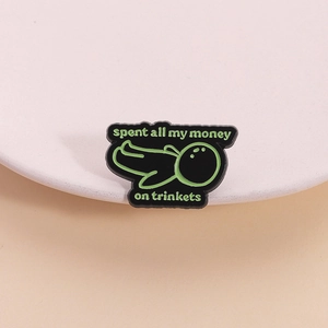 Pin de esmalte con la frase humorística 'Spent all my money on trinkets'