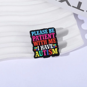 Épinglette carrée pour l'autisme avec texte multicolore sur fond en métal noir